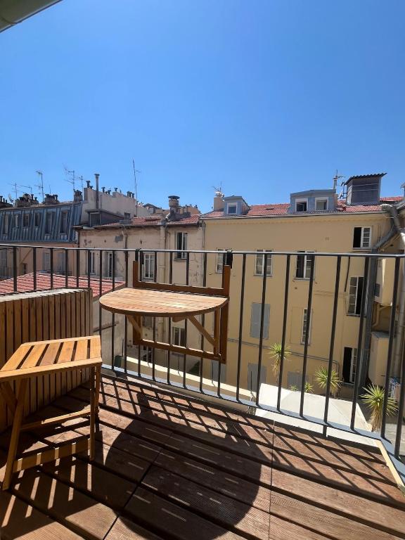 Bright Duplex with Balcony - 3 min to Beach & Center