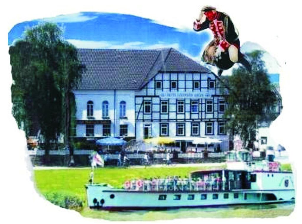 eine Person, die vor einem Gebäude von einem Boot springt in der Unterkunft Hotel Goldener Anker in Bodenwerder