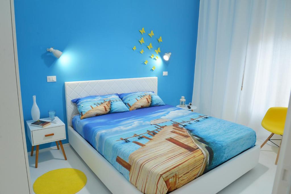 ein blaues Schlafzimmer mit einem Bett und einer blauen Wand in der Unterkunft Appartamento Stellamaris in Custonaci