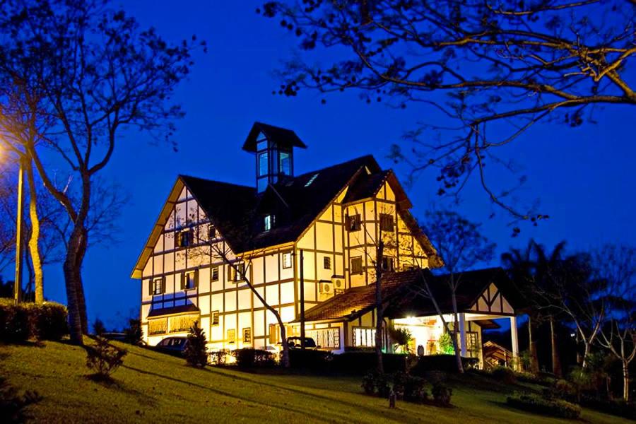 a large house is lit up at night at Hotel Amoreiras in Extrema