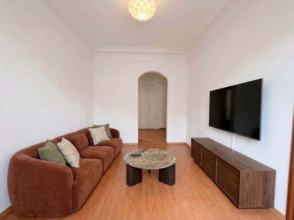 Gran Via Deluxe Apartment with Balcony