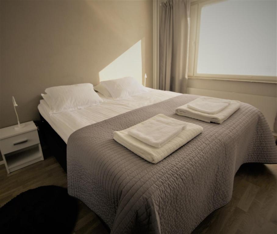 ロヴァニエミにあるApartments Rovakatu C19のベッドルーム1室(ベッド1台、タオル2枚付)