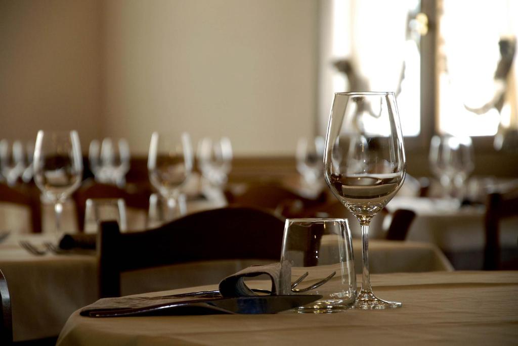 una mesa con copas de vino en una mesa en La Pergola Alloggio, en Brendola