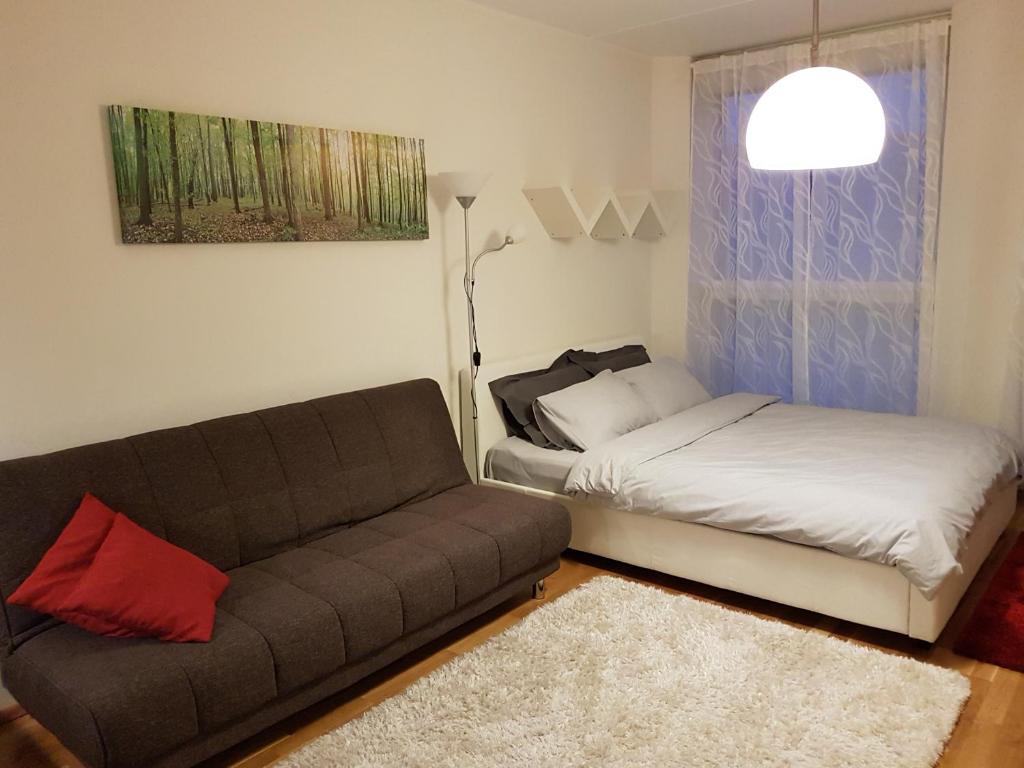 sala de estar con sofá y cama en Rotermanni Guest Apartments, en Tallin