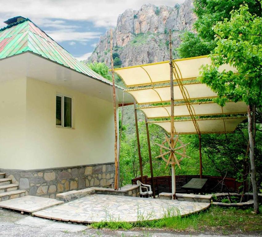 un bâtiment avec un escalier en face d'une montagne dans l'établissement Park-Hotel Khoren's Lake, à Areni