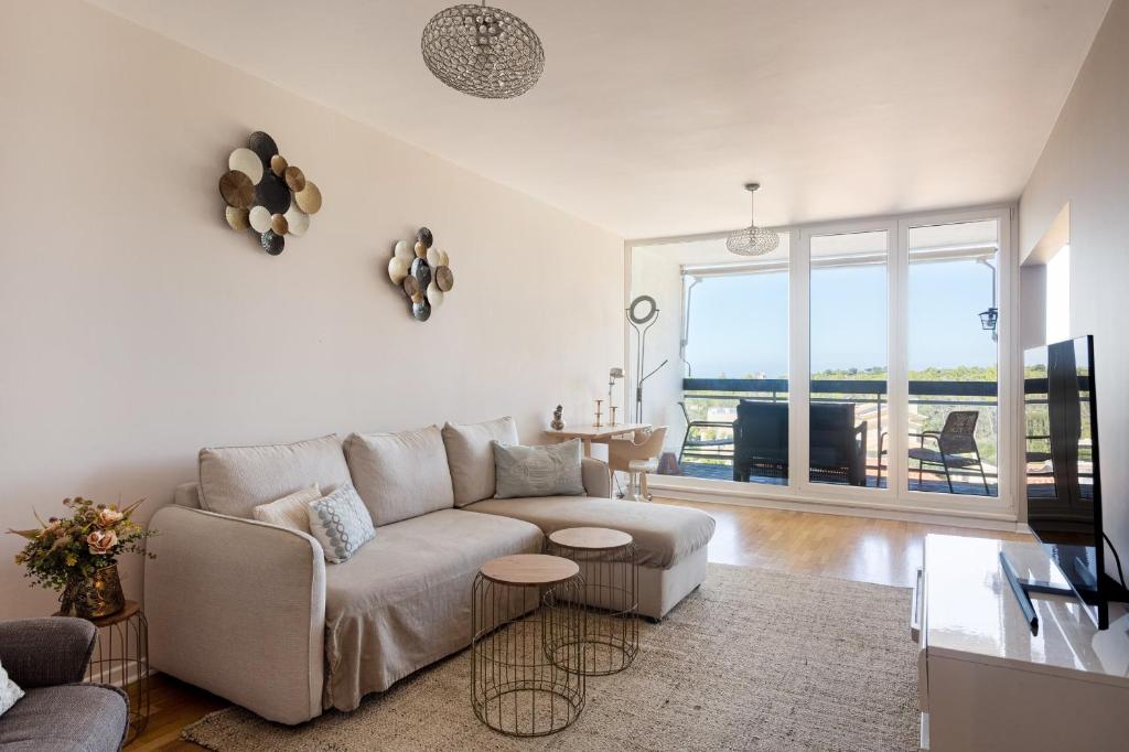 Cascais Prime 2BR with Balcony & Sea View