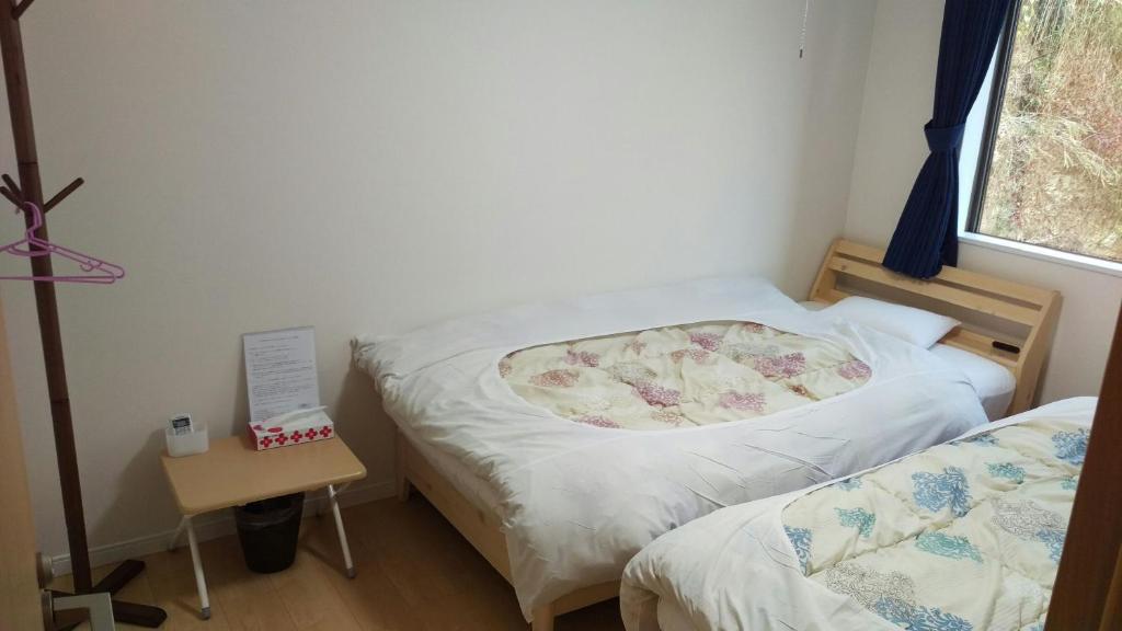 Postel nebo postele na pokoji v ubytování Uchi Matsushima Guesthouse