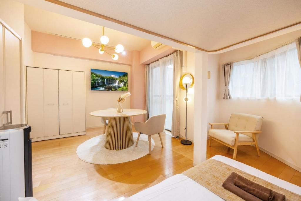 New Open, 6 mins walk from Shibuya Station and 3 mins walk from Shinsen Station, Direct access to major stations on the Yamanote Line, EV available, 2 people, 2 single beds