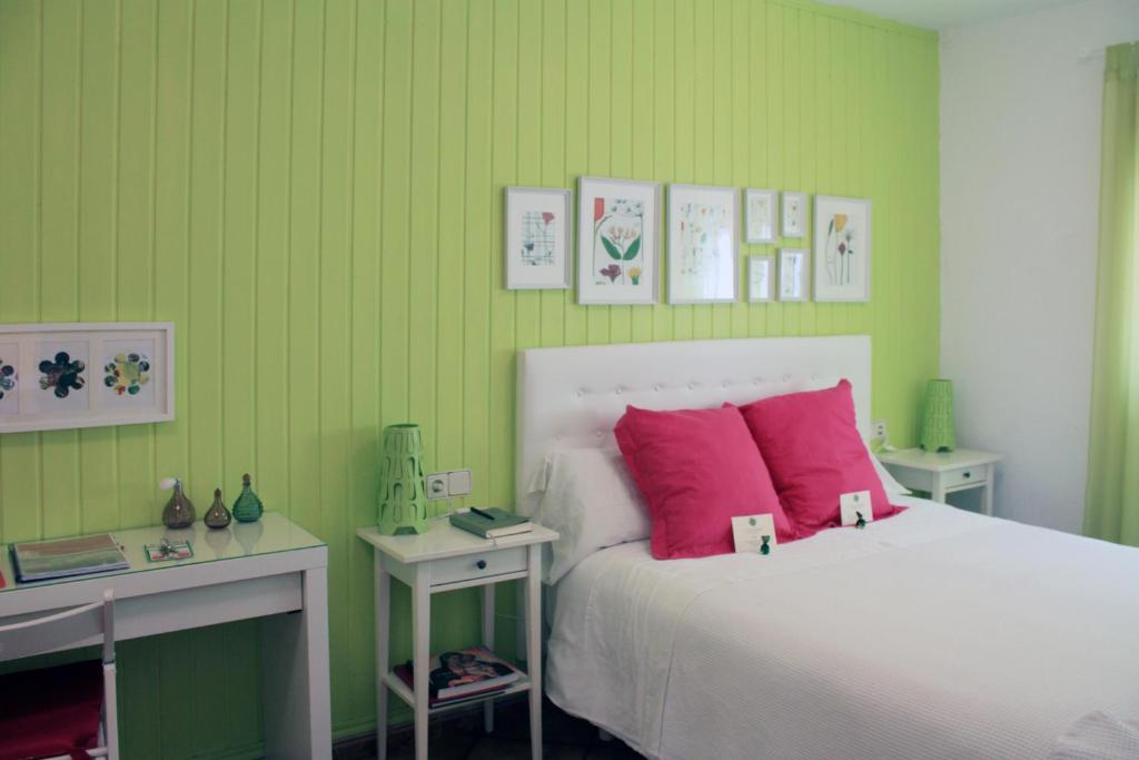 クエンカにあるLa Casita de la Abuela Paulaのベッドルーム1室(ピンクの枕とデスク付)