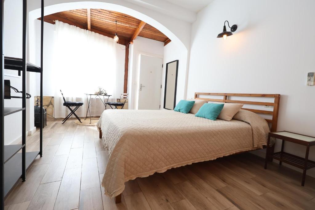 Galicia D - Studio with Private Patio near Arroyo de la Miel Station
