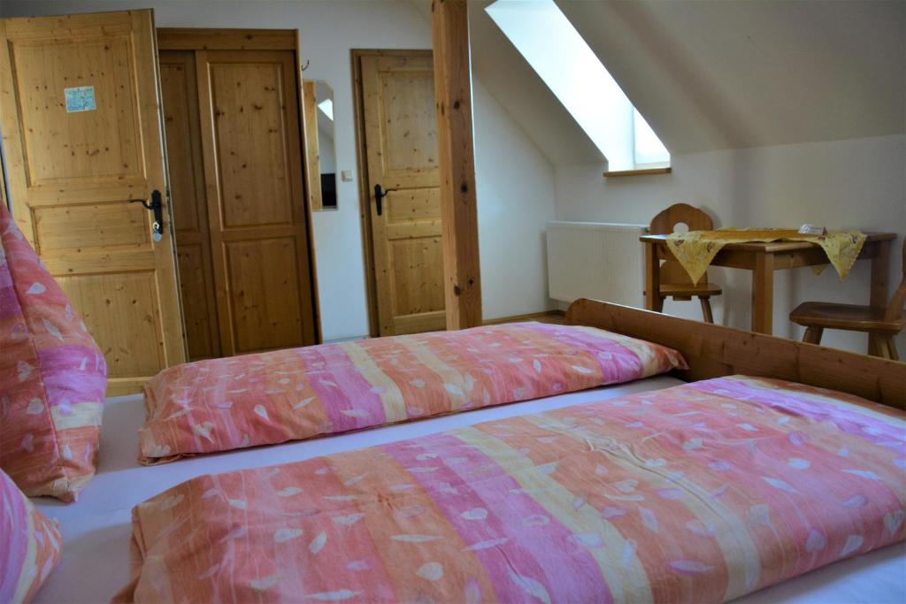 Postel nebo postele na pokoji v ubytování Weingut Seiner vlg. Kraxner
