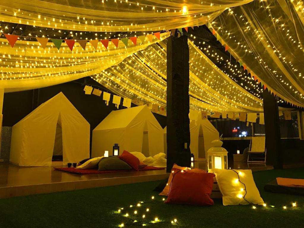 魚池鄉的住宿－有張床青年旅館-日月潭館，一个带灯和床的帐篷的房间
