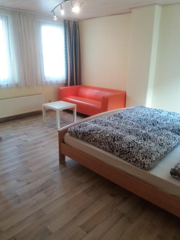 1 dormitorio con 1 cama, 1 silla y 1 sofá en Steeger Weinstube, en Bacharach