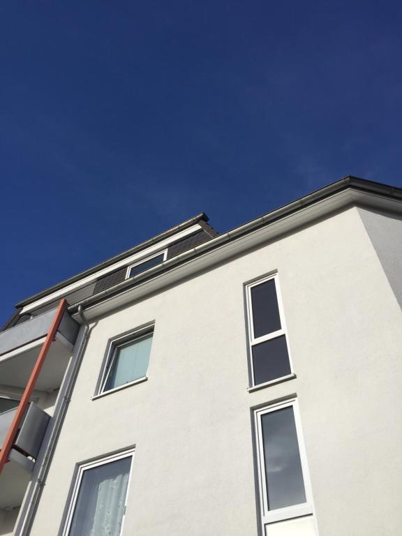 ein weißes Gebäude mit Fenstern und blauem Himmel in der Unterkunft Mini-Ferien-Suite Hildesheim in Hildesheim