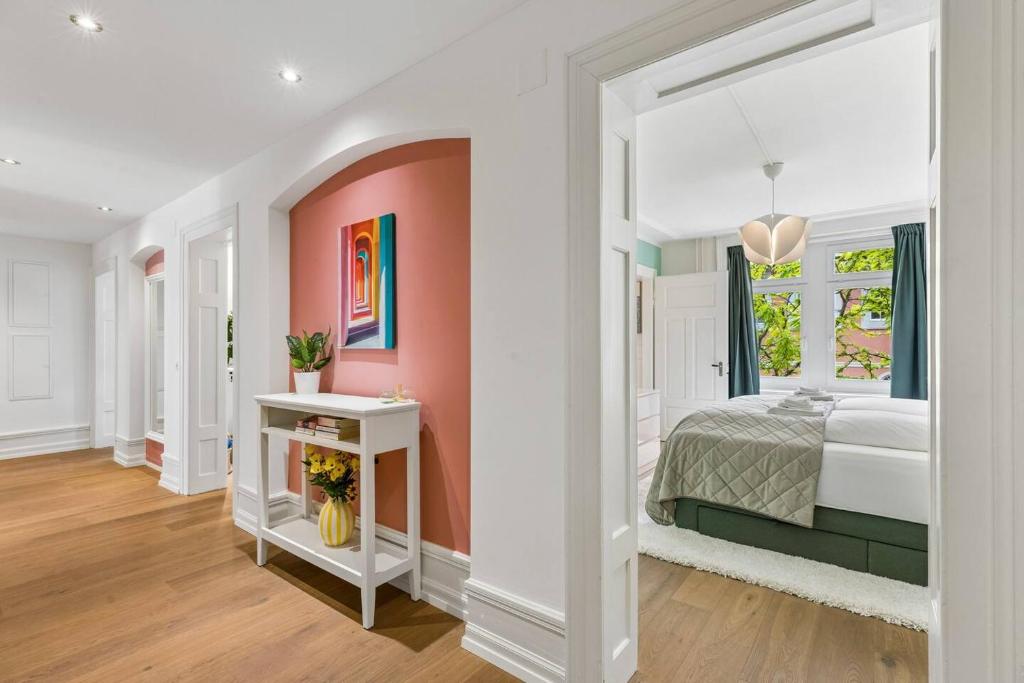 Spacious Apartment with Balcony & Great Location