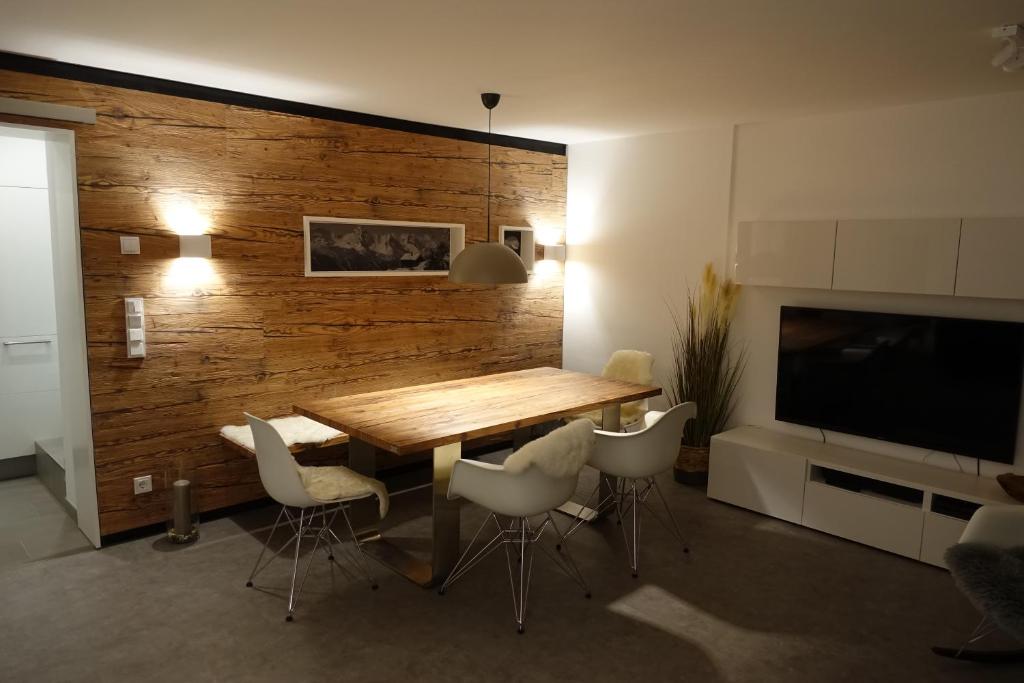 a dining room with a wooden table and chairs at Wander- und Aktivchalet in Birkenfeld