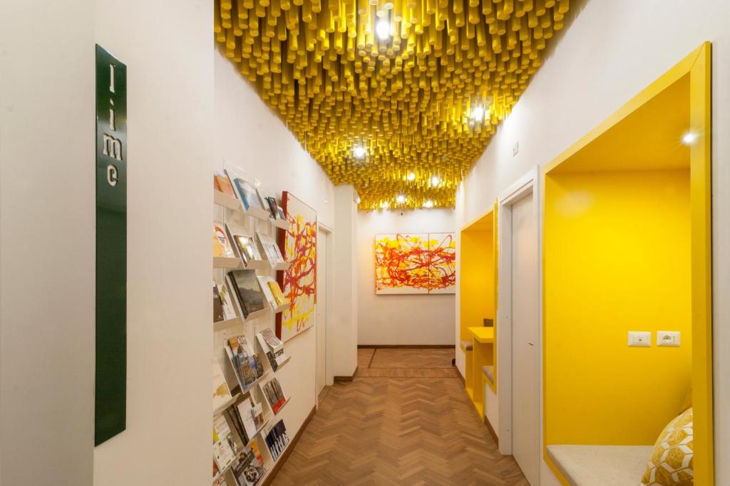 Un pasillo con un techo amarillo y un pasillo con un pasillo. en Limoncello Rooms, en Salerno