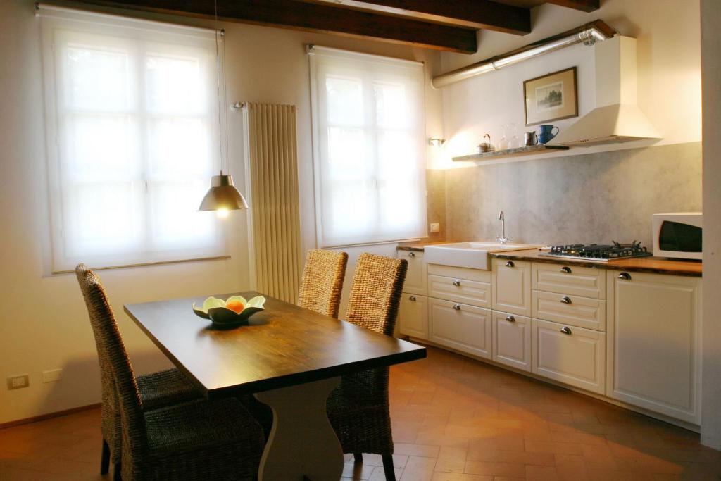 Il Borghetto في Cavriago: مطبخ مع طاولة وكراسي في مطبخ