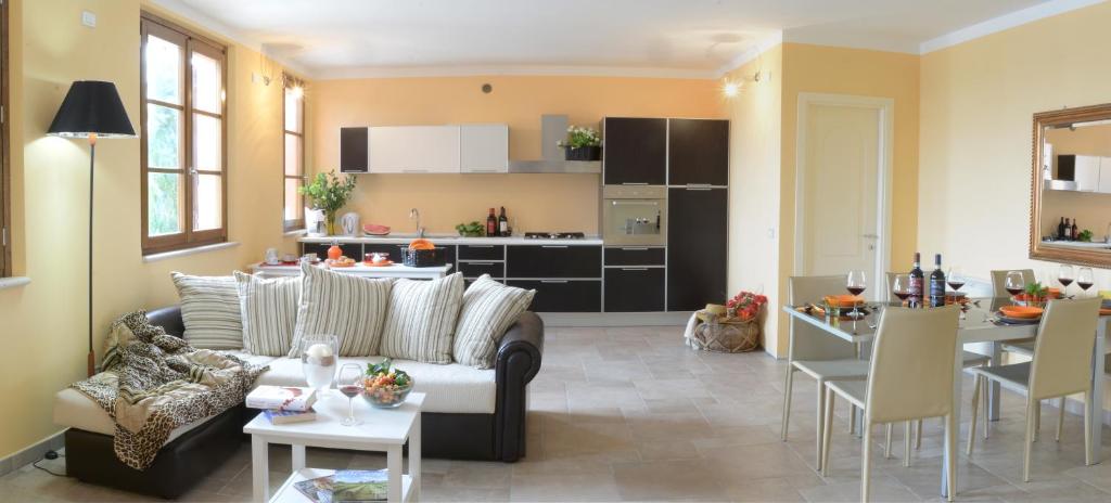 a living room with a couch and a kitchen at Casa Cardinali in Pienza