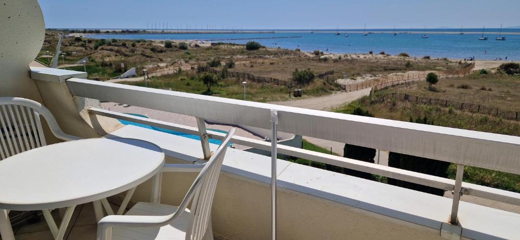 studio vue mer, au pied de la plage, port camargue