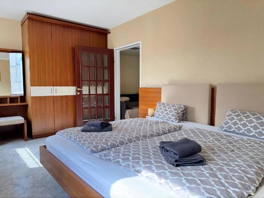 Historic Center Vienna Apartment w Free Parking