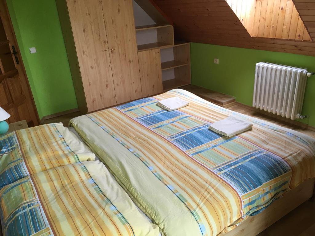 ein großes Bett in einem Zimmer mit grünen Wänden in der Unterkunft Garden 35 in Ivachnová