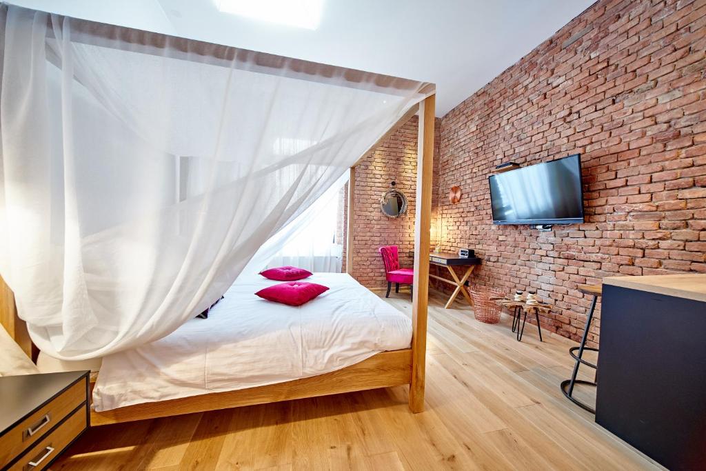 un dormitorio con una cama con mosquitera en Indigo Centar, en Zagreb