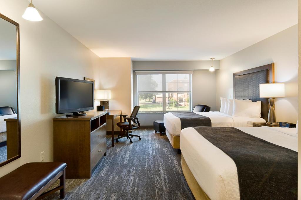 ClubHouse Hotel and Suites - 