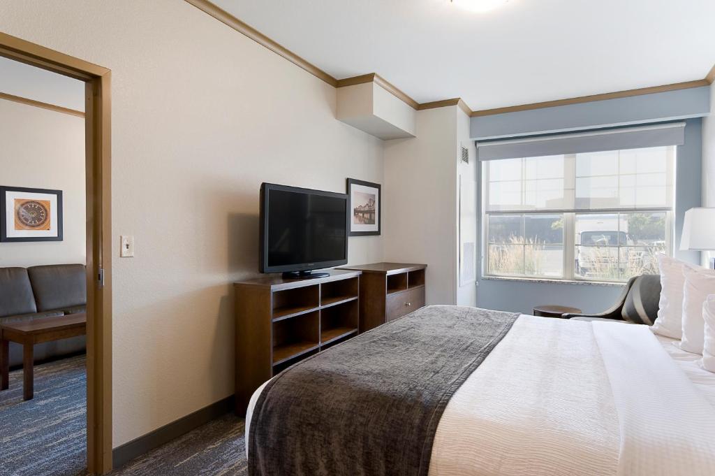 ClubHouse Hotel and Suites - 