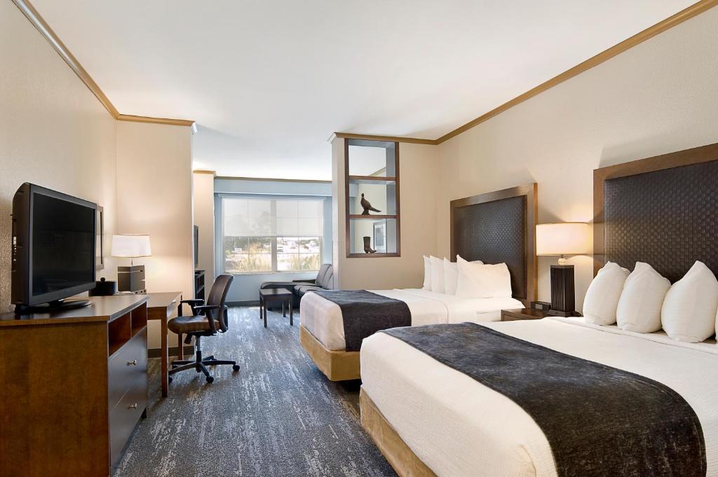 ClubHouse Hotel and Suites - 