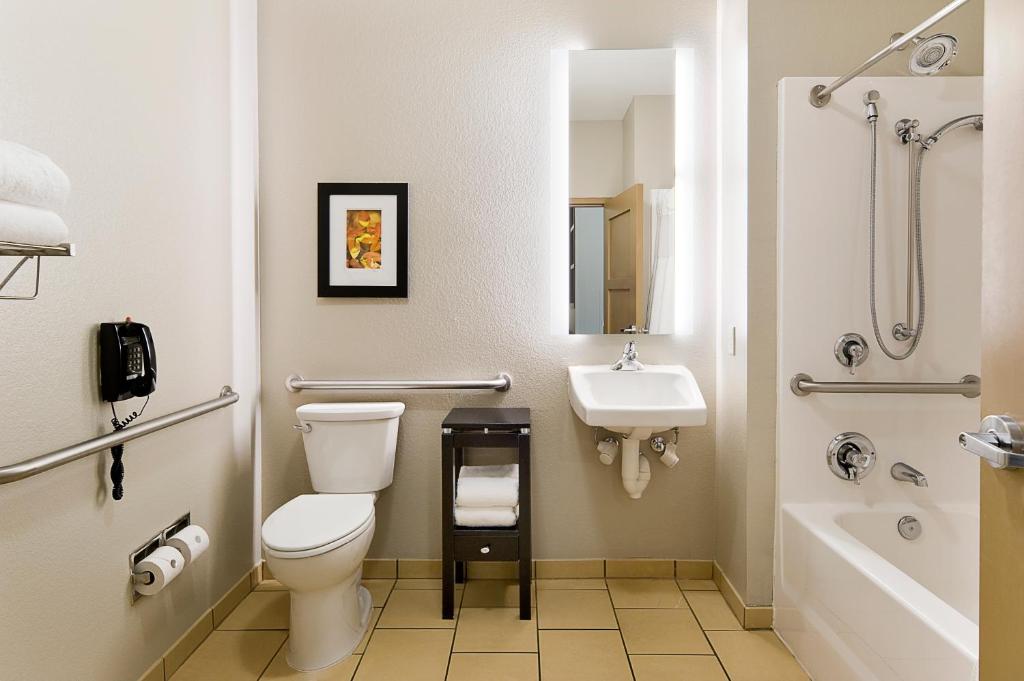 ClubHouse Hotel and Suites - 