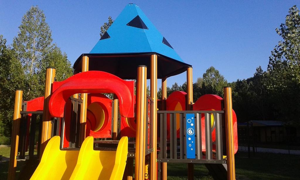 une aire de jeux colorée dans un parc dans l'établissement Camping Pirinenc, à Campdevánol