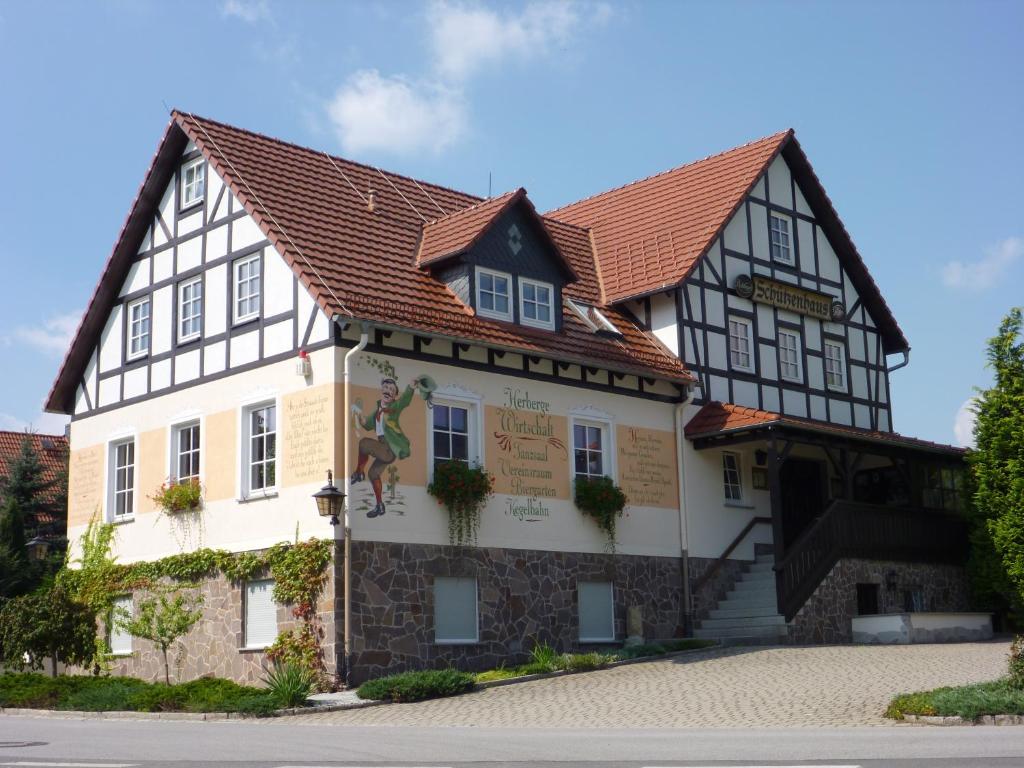 Landgasthof Pension Schützenhaus في Dürrhennersdorf: مبنى بسقف بني