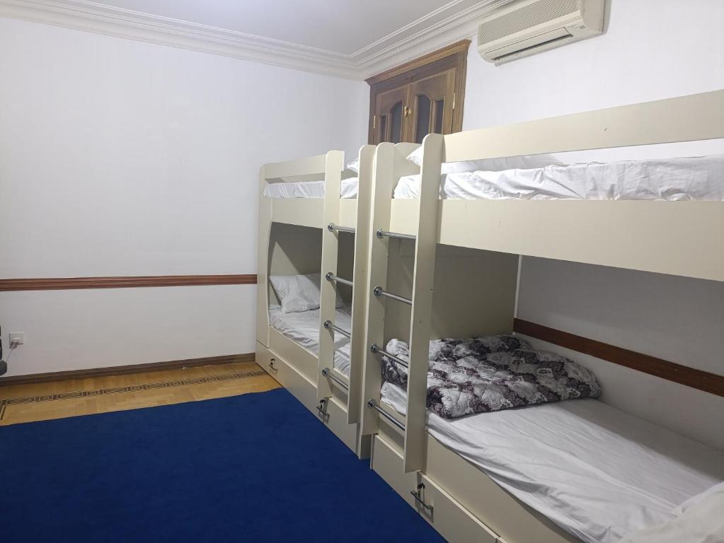 فضای داخلی JIA Hostel and Restaurant در باکو - تصویر ۳