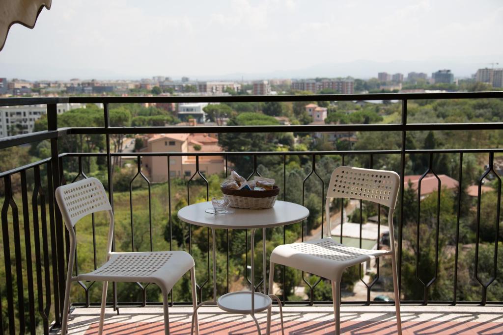 een tafel en stoelen op een balkon met uitzicht bij My Sweet Rome Guest House in Rome