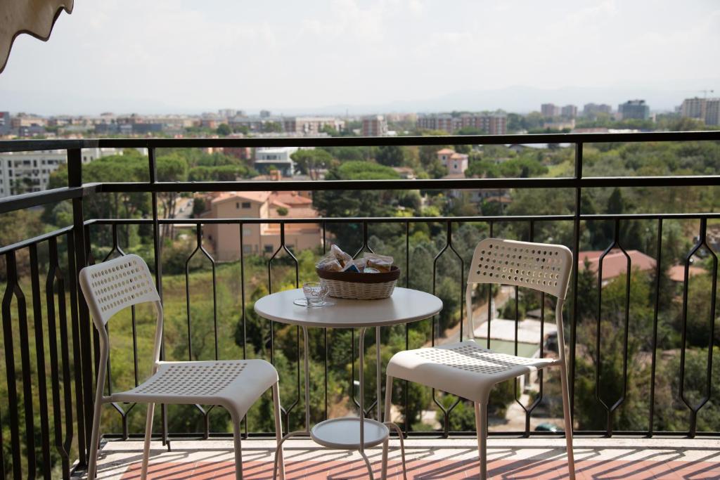 ローマにあるMy Sweet Rome Guest Houseの景色を望むバルコニー(テーブル、椅子付)