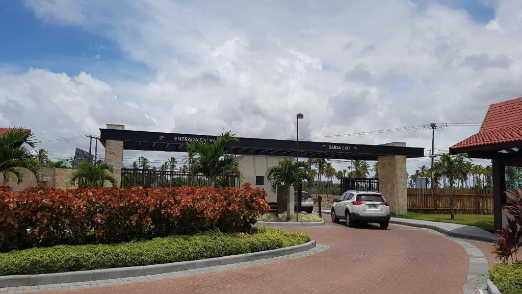 um carro estacionado em frente a um concessionário de automóveis em Oka Beach Residence em Porto de Galinhas