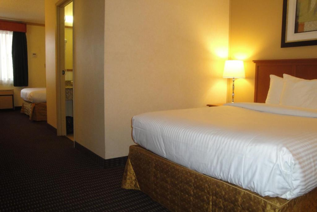 Postel nebo postele na pokoji v ubytování All Stay Suites