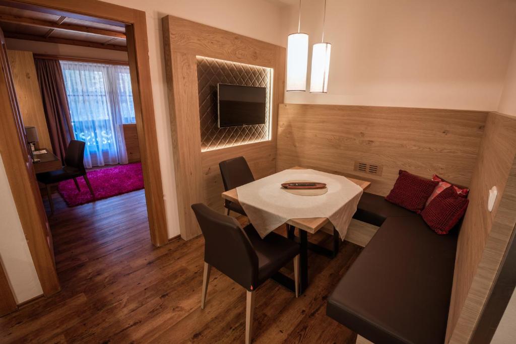 Televízia a/alebo spoločenská miestnosť v ubytovaní Hotel-Appartement Ferienhof