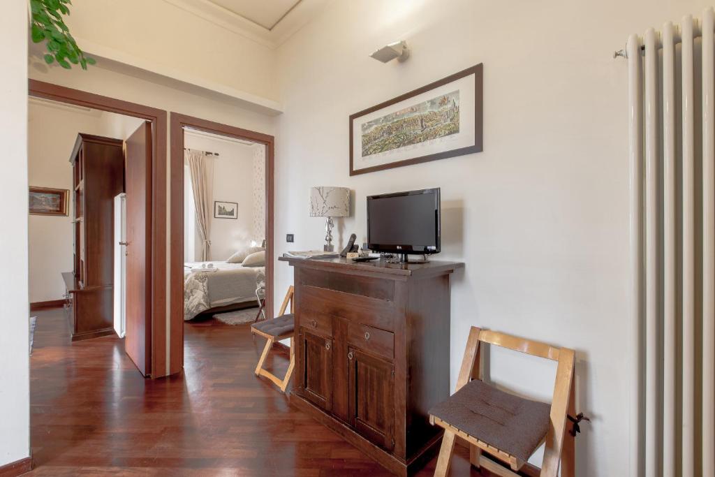 Televízia a/alebo spoločenská miestnosť v ubytovaní Rent Home In Rome