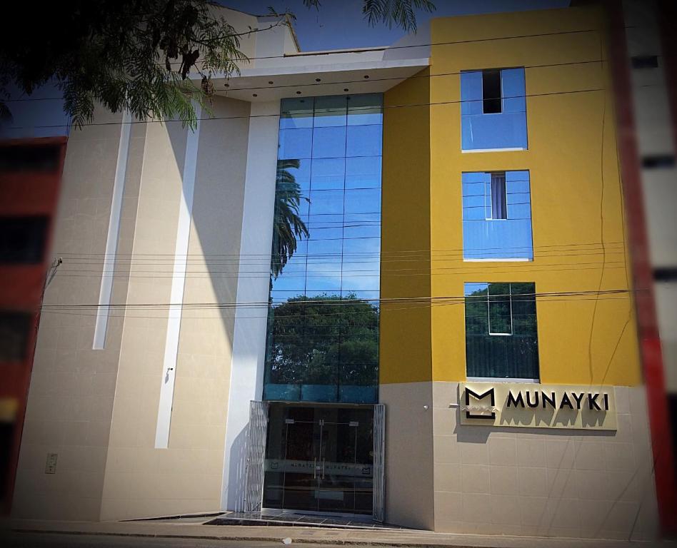 un edificio multicolor con un cartel. en Munayki Hotel en Tacna