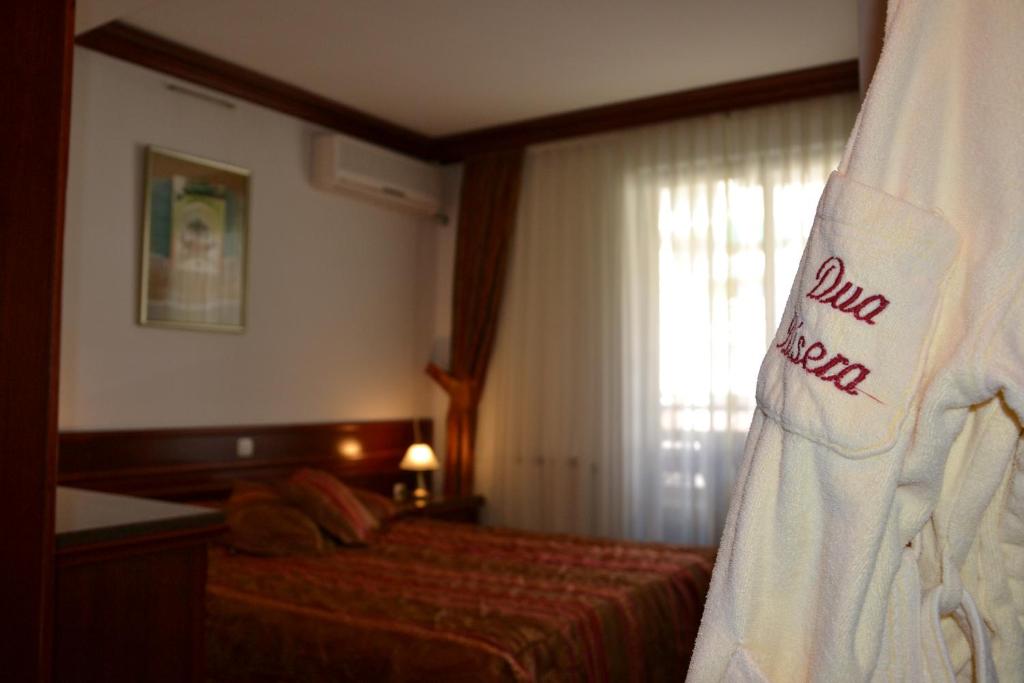 Postel nebo postele na pokoji v ubytování Hotel Dva Bisera