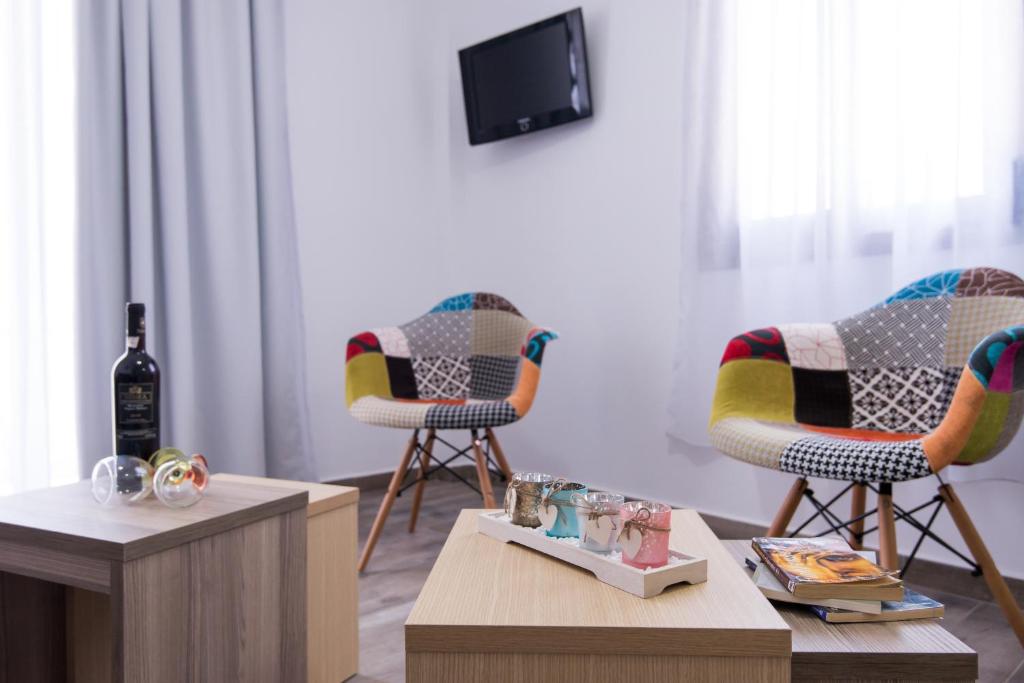 Una sala de estar con dos sillas y una mesa. en Breeze Vacation Apartments, en Plakias