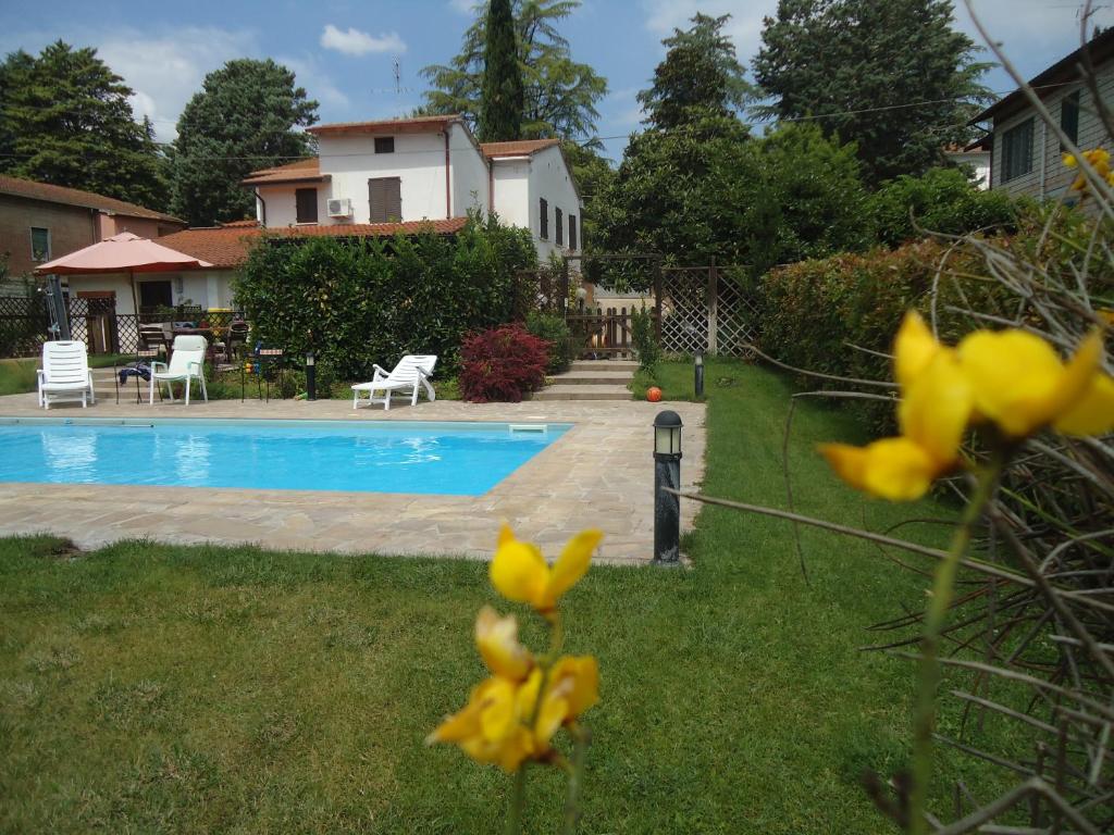 a yard with a swimming pool and a house at La Sora Bice in Ponte Felcino