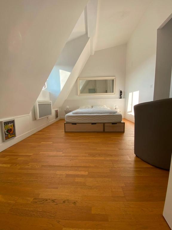 One Bedroom near Champ Elysees with Air Con