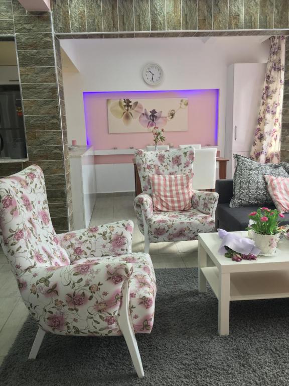 salon z 2 krzesłami i kanapą w obiekcie Thamer apartment w mieście Bursa