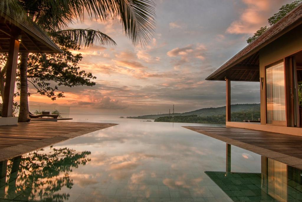 a view of a body of water from a house at Mora Royal Villa in Senggigi 