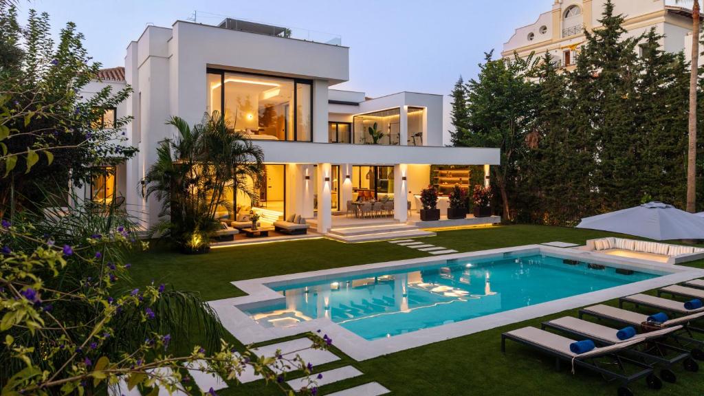 VACATION MARBELLA I Villa Confort, Private Heated Pool, Rooftop Jacuzzi, Gym, 5min Drive to the Beach, BBQ, 7 BDRS, Luxury Villa