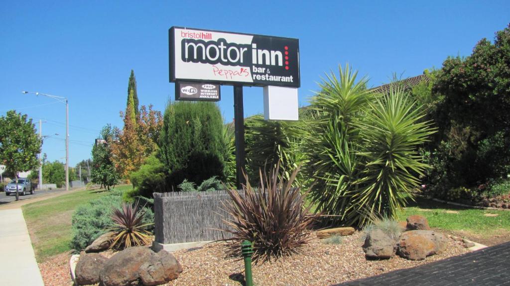 una señal para una posada de automóviles al lado de una carretera en Bristol Hill Motor Inn, en Maryborough