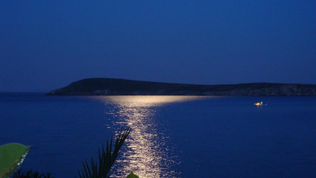 una vista de un gran cuerpo de agua por la noche en Blue & Sea Studios Apartments, en Drios